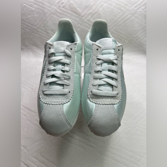 80: Nike Womens Classic Cortez Nylon (Barely Grey/ Barely Grey- White)Size 9 - Picture 4 of 8